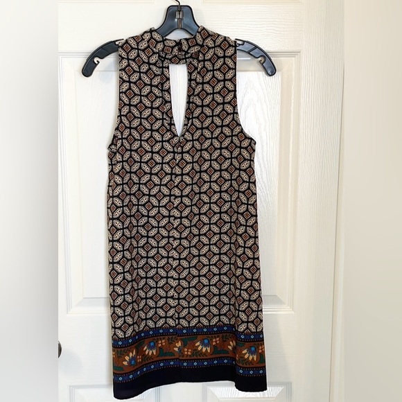 Soprano Geometric Pattern Keyhole Mini Dress - Picture 5 of 6